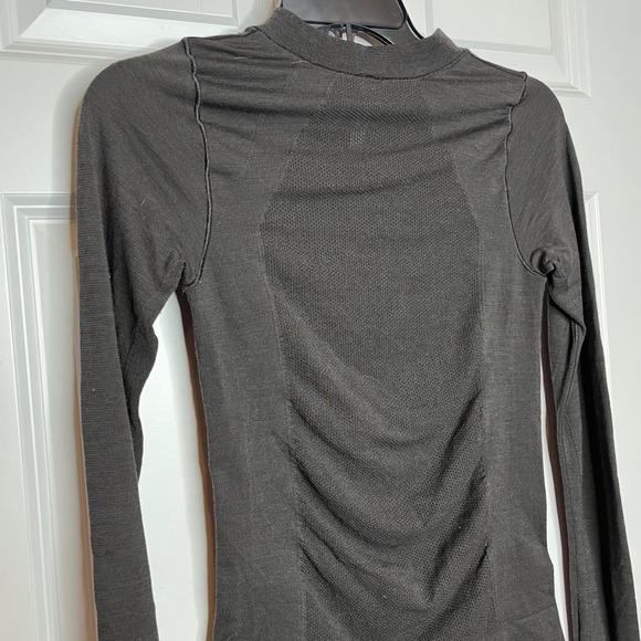 Athleta Foresthill Ascent Top WOOL Blend Size XS Charcoal Gray Black Ruched - Picture 4 of 10